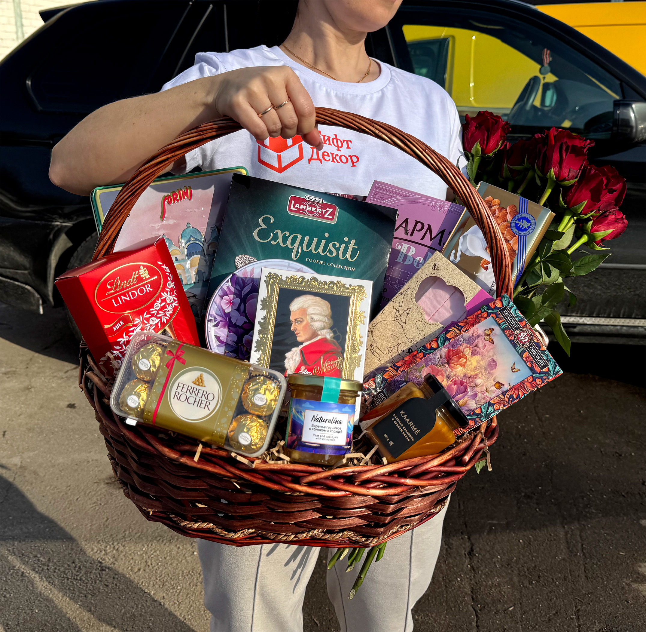 Гигантская корзина «Королевство сладостей» с 15 розами и конфетами Sorini, Ferrero, Lindor | Gift-Decor