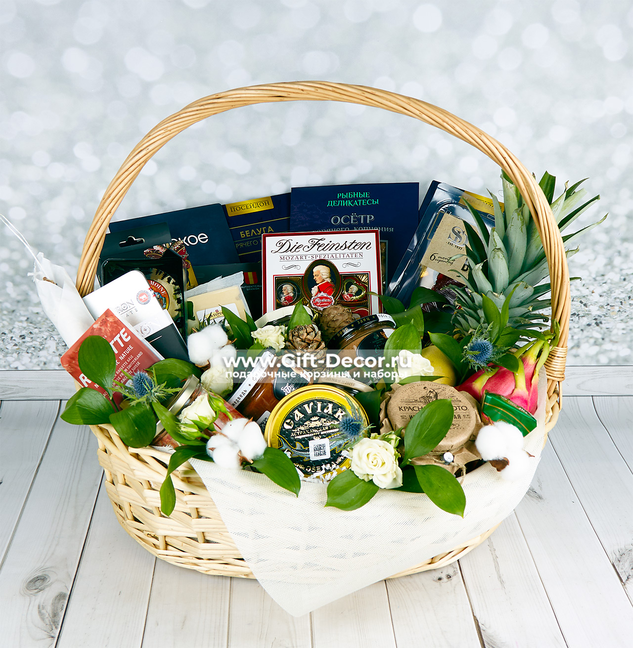 Статусный подарок Альманах гурмана в большой корзине 55х44 см с чёрной икрой 250 г, красной икрой 500 г, камчатским крабом и праздничным бантом.