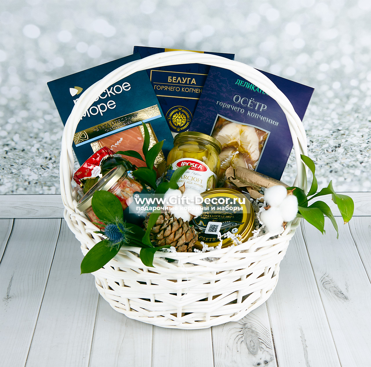 Подарочная корзина с икрой осетра, красной икрой и камчатским крабом от Gift-Decor.ru