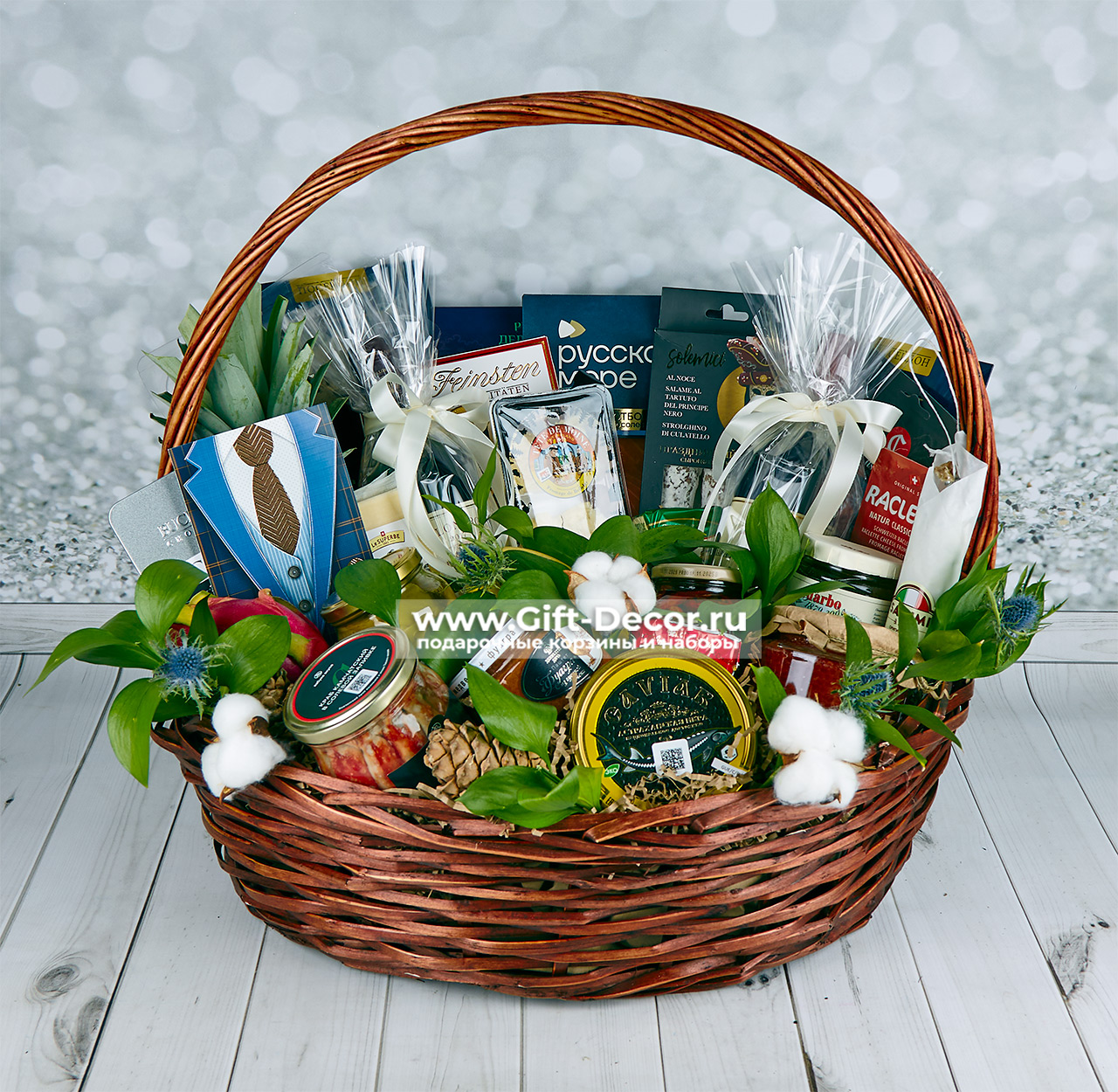 Статусный подарок Альманах гурмана в большой корзине 55х44 см с чёрной икрой 250 г, красной икрой 500 г, камчатским крабом и праздничным бантом.