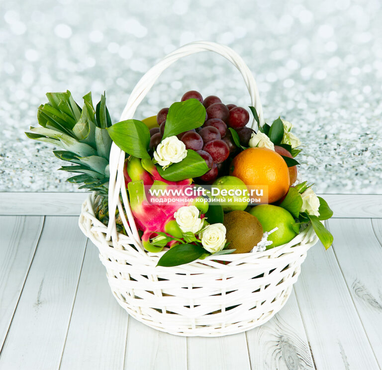 корзина фруктов «Апрель» 5,5 кг с ананасом и питахайей