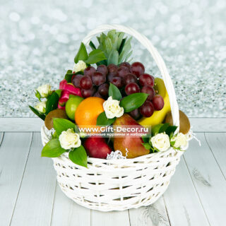 корзина фруктов «Апрель» 5,5 кг с ананасом и питахайей