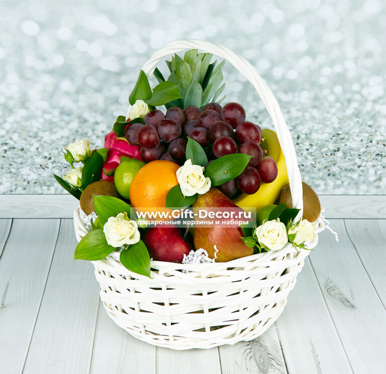 корзина фруктов «Апрель» 5,5 кг с ананасом и питахайей