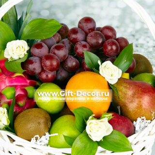 корзина фруктов «Апрель» 5,5 кг с ананасом и питахайей