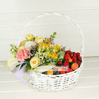 Подарочная корзина с цветами и ягодами "Калипсо"