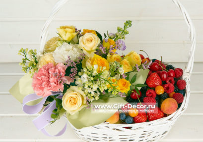 Подарочная корзина с цветами и ягодами "Калипсо"