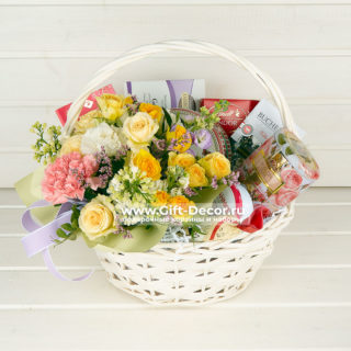 Подарочная корзина с цветами и сладостями "Мелисса"