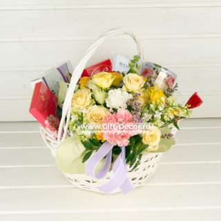 Подарочная корзина с цветами и сладостями "Мелисса"