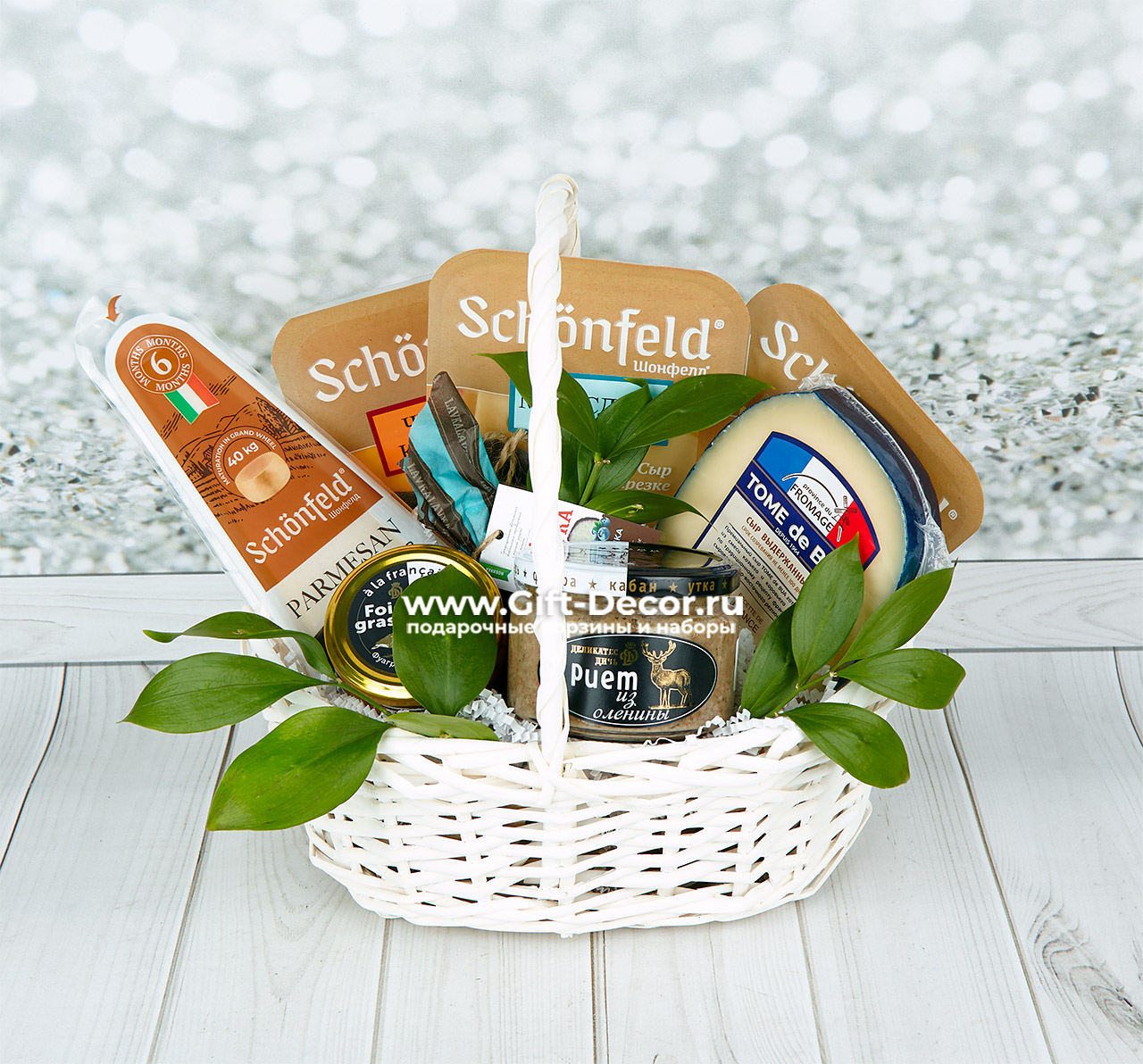 korzina-gastronomicheskiy-kapriz-s-fuagra-i-oleninoy-gift-decor