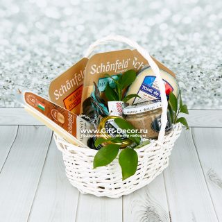 Купить корзину сыров «Гастрономический каприз» с фуагра и олениной | gift-decor.ru