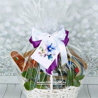 Купить корзину сыров «Гастрономический каприз» с фуагра и олениной | gift-decor.ru
