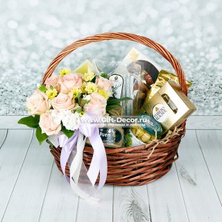 Подарочная корзина «Первая любовь» учителю: 10 роз, кофе Lavazza, оленина, Ferrero – купить на gift-decor.ru