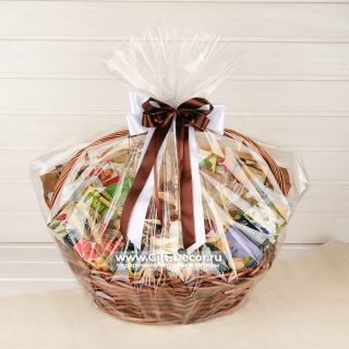 Корзина “Из орехов и сухофруктов”