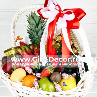 Корзина из фруктов, чая и конфет
