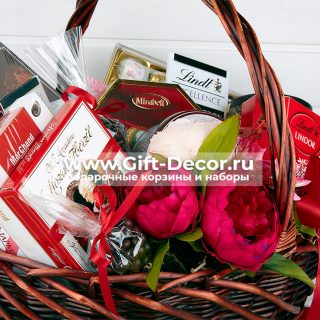 Подарочная корзина “На 8 марта”
