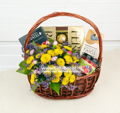 Подарочная корзина "Сладости и цветы"