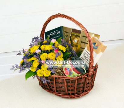 Подарочная корзина "Сладости и цветы"