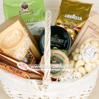 Корзина с чаем, кофе и сладостями “Красотка”