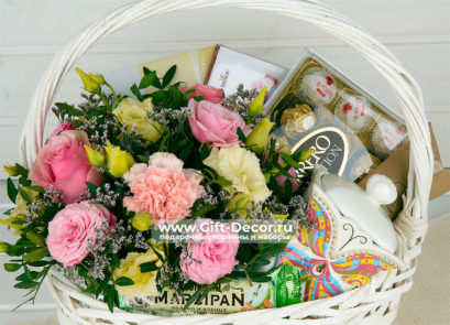 Подарочная корзина "С цветами"