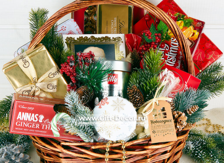 Новогодняя корзина с кофе и конфетами “Santa”
