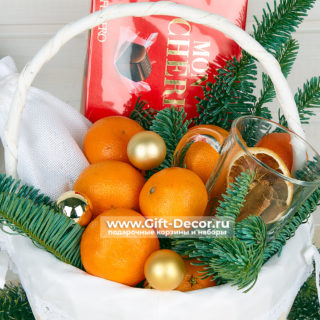 Новогодняя корзина с мандаринами "Мon Cheri"