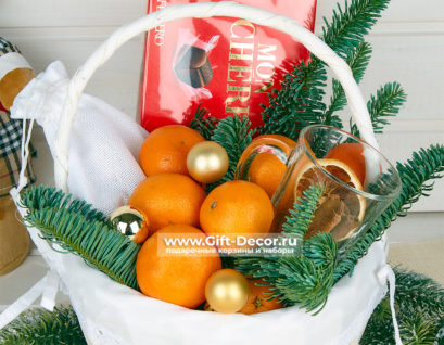Новогодняя корзина с мандаринами "Мon Cheri"