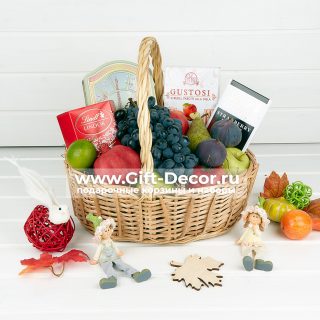 Подарочная корзина "Фрукты и сладости"