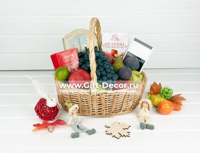 Подарочная корзина "Фрукты и сладости"