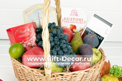 Подарочная корзина "Фрукты и сладости"