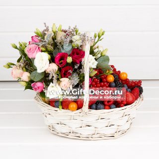 Подарочная корзина "Из ягод и цветов"