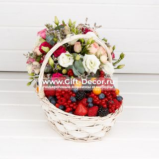 Подарочная корзина "Из ягод и цветов"