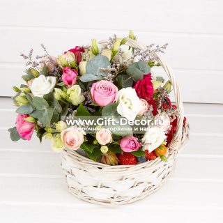 Подарочная корзина “Из ягод и цветов”