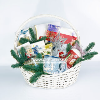Подарочная корзина «Новогодний огонёк» | Набор сладостей и чая | Подарок для уюта 2026
