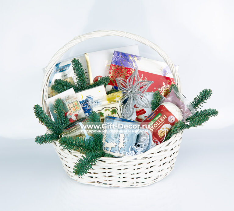 Подарочная корзина «Новогодний огонёк» | Набор сладостей и чая | Подарок для уюта 2026
