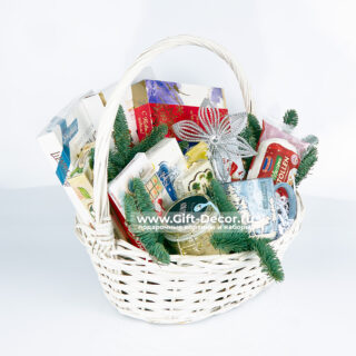 Подарочная корзина «Новогодний огонёк» | Набор сладостей и чая | Подарок для уюта 2026