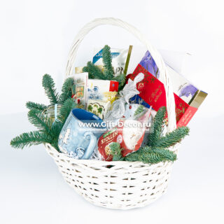 Подарочная корзина «Новогодний огонёк» | Набор сладостей и чая | Подарок для уюта 2026