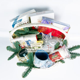 Подарочная корзина «Новогодний огонёк» | Набор сладостей и чая | Подарок для уюта 2026