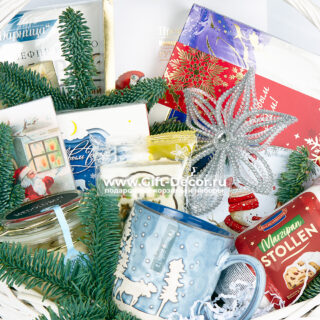 Подарочная корзина «Новогодний огонёк» | Набор сладостей и чая | Подарок для уюта 2026