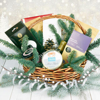 Готовая к вручению корзина Российские угодья с мёдом, олениной и морошкой