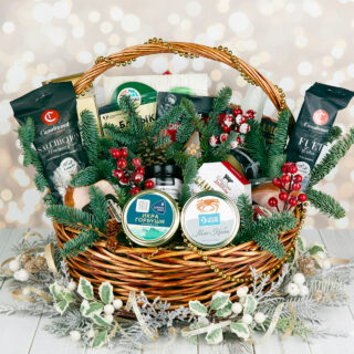 Состав корзины Рублёв: лососевая икра, краб, хамон, сыры и деликатесы