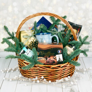 Новогодняя корзина с чаем и кофе Марсель - подарочный набор с печеньем и сладостями