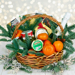 Роскошная новогодняя корзина с гастрономическими деликатесами: икра, паштет фуа-гра, мясные нарезки