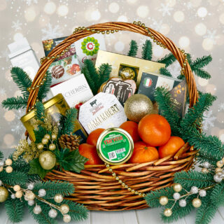 Гастрономическая новогодняя корзина Ёлки-Иголки с сыром, мясом и икрой на еловом ветках.