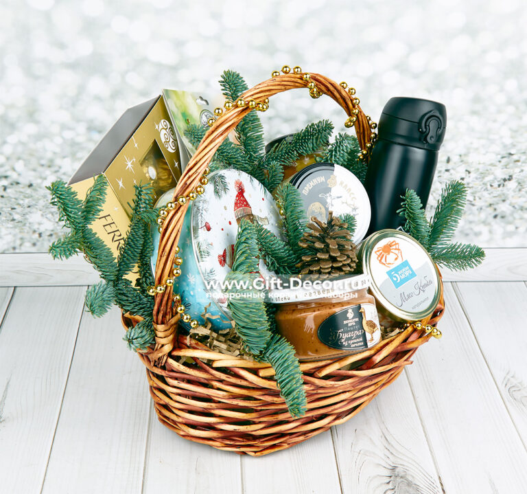 Новогодняя корзина «Тепло» с термосом и деликатесами | Подарок на Новый год | Gift-Decor.ru