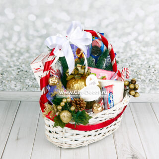 Подарочная корзина «Сластёна» – Сладкое новогоднее настроение в каждой детали!