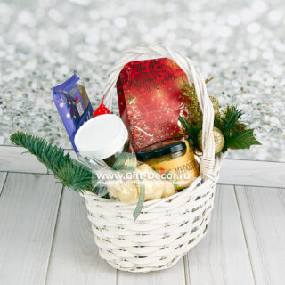 Сладкая новогодняя корзина «Малыш» – Милый и вкусный подарок для самого дорогого