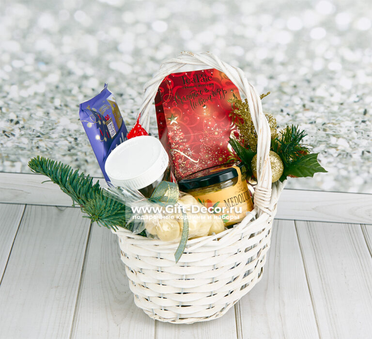 Сладкая новогодняя корзина «Малыш» – Милый и вкусный подарок для самого дорогого