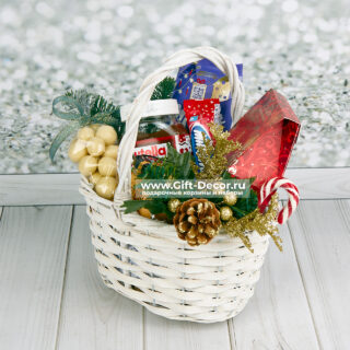 Сладкая новогодняя корзина «Малыш» – Милый и вкусный подарок для самого дорогого