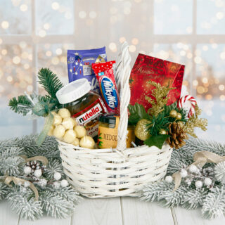 Небольшая подарочная корзина для детей на Новый год с сладостями