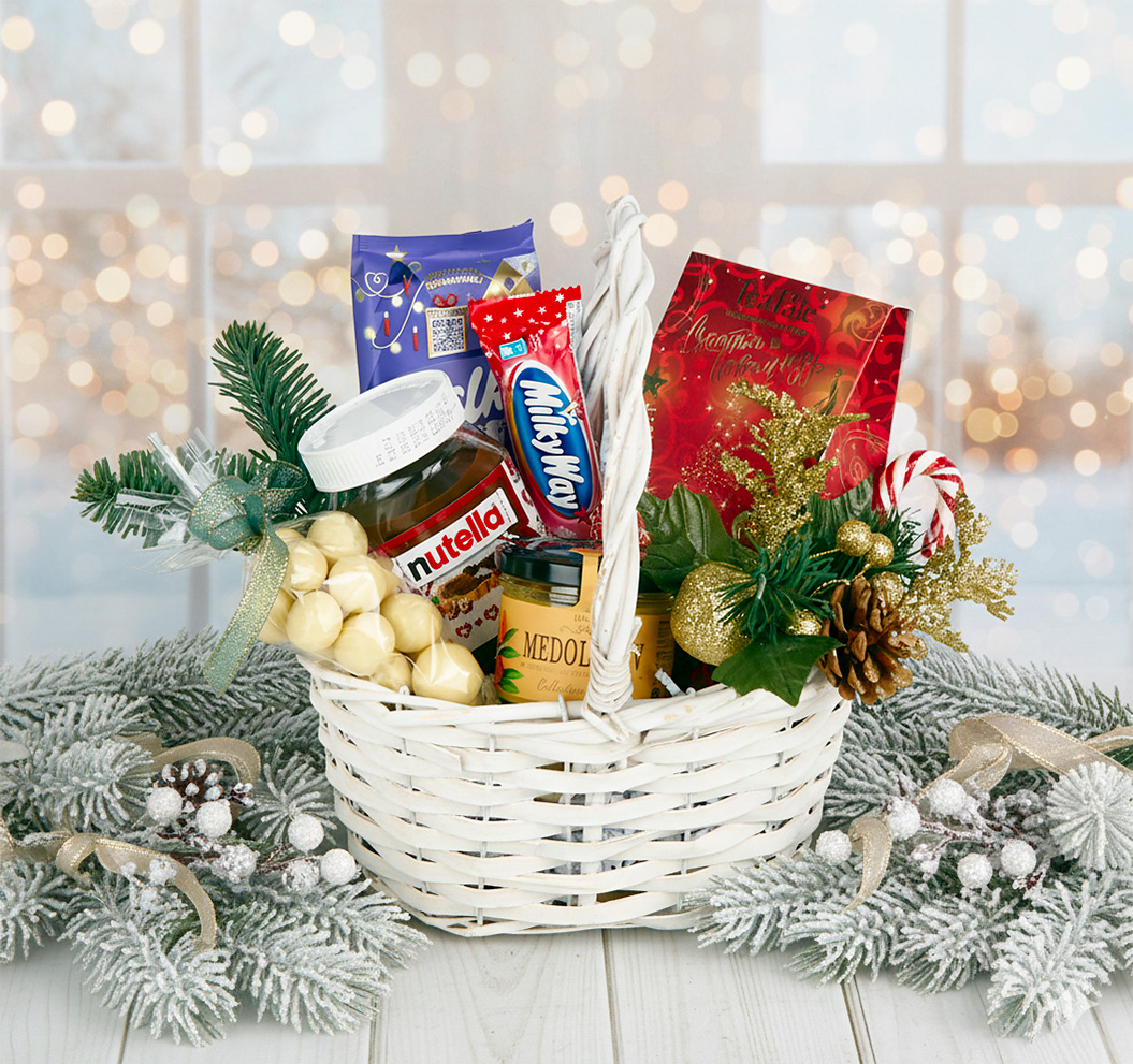 Небольшая подарочная корзина для детей на Новый год с сладостями